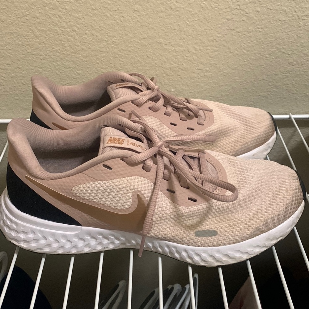 WOMEN'S NIKE REVOLUTION 5 RUNNING SHOES